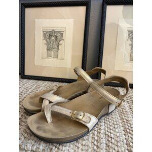 SAS Pampa Toe Loop Sandal in Fantasia Copper Gold Crinkle size 7.5